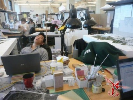 Există o astfel de artă în Japonia - de a dormi la locul de muncă - un mesager la