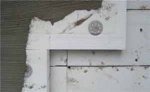 Tencuiala de fațadă pentru finisarea și spumarea finisajelor din plastic pe fațada casei