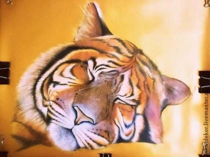 Alvó tigris képe egy párnán