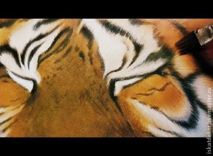 Imaginea unui tigru adormit pe o pernă