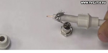 Cum se crimpă și se conectează un conector de cablu de televiziune f