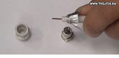 Cum se crimpă și se conectează un conector de cablu de televiziune f