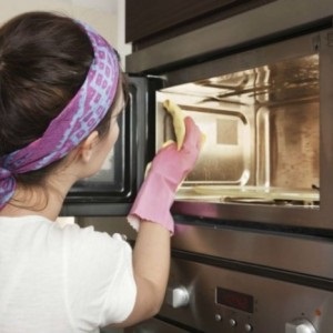 Cum să spălați, să curățați cuptorul cu microunde din depozitele de grăsimi și carbon și să scăpați de mirosul neplăcut din