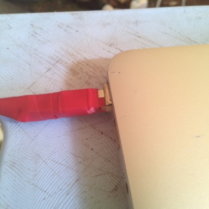 Cum să reparați încărcătorul pe o macbook