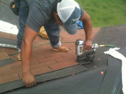 Cum să acoperiți un acoperiș cu un ruberoid cu propriile mâini este o sarcină ușoară