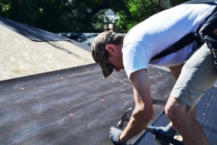 Hogyan takarhatunk be egy tetővel egy ruberoidot a saját kezével könnyű feladat