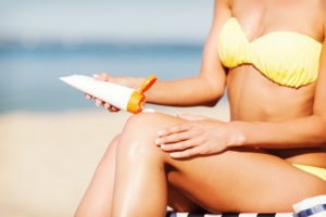 Cum să faceți plajă în condiții de siguranță și în condiții de siguranță la soare