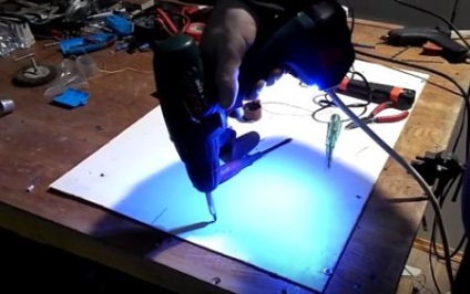 Cum se face o lumină de fundal puternică pentru o șurubelniță