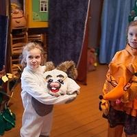 La fel ca și în teatrul pentru copii din Belarus, piesele sunt interpretate în limba belarusă și fac din păpuși nimic