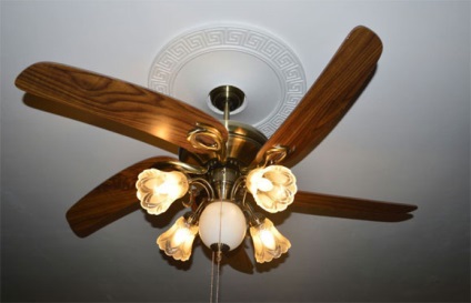 Csillár ventilátorral, hogyan kell megválasztani a mennyezeti ventilátor egy lámpa, példák a fotó