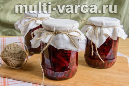 Sfeclă mărunțită pentru iarnă în cutii de conserve