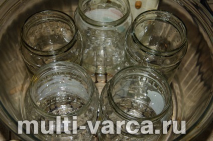 Sfeclă mărunțită pentru iarnă în cutii de conserve