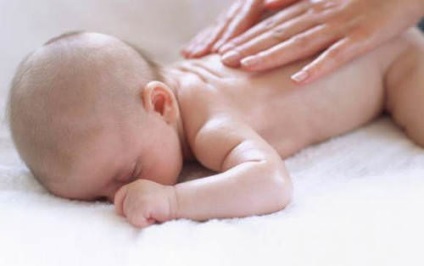 Masszázs csecsemők számára, mint amennyire hasznos és hogyan kell csinálni