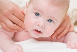 Masszázs csecsemők számára, mint amennyire hasznos és hogyan kell csinálni