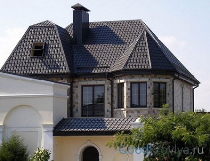 Cascadă metalică de demnitate și principii de bază ale instalării materialului de acoperiș