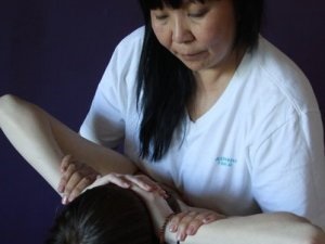 Nu poți merge la un terapeut de masaj, să înveți cum să faci masajul singur!