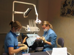 Tehnologii noi de tratament dentar - stomatologie, implantare, protetică în