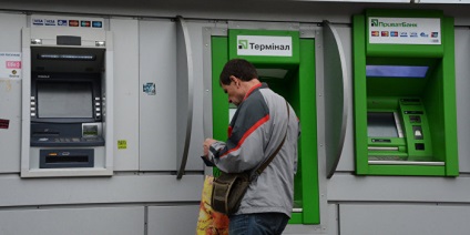 Sub capota ucrainenii blochează cardurile bancare
