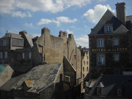 O poveste despre o excursie independentă la Bretania se referă la o excursie la Saint-Malo