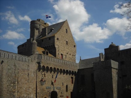 O poveste despre o excursie independentă la Bretania se referă la o excursie la Saint-Malo