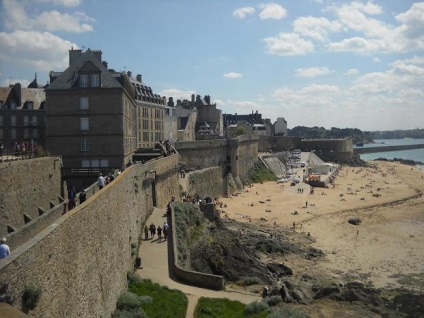 A független Bretagne-i utazás története egy Saint-Malo-i kirándulásról szól