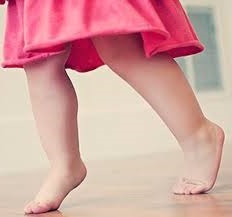 Copilul merge pe șosete (vârf) în 2 ani - motivul și cum trebuie să lupte