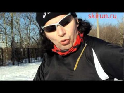 Scoala de Skyran care rulează cum să se antreneze când zăpada este de genunchi, alergând, schi, triatlon