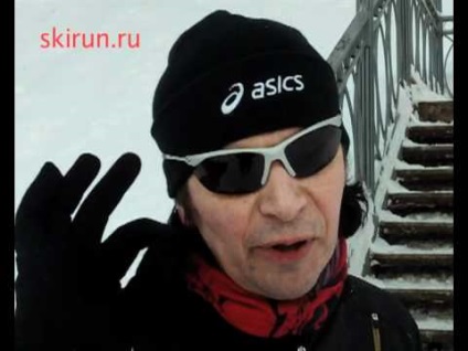 Scoala de Skyran care rulează cum să se antreneze când zăpada este de genunchi, alergând, schi, triatlon