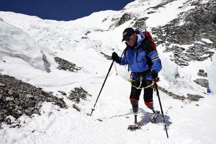Oameni alpiniști și alpiniști puternici cu membre artificiale