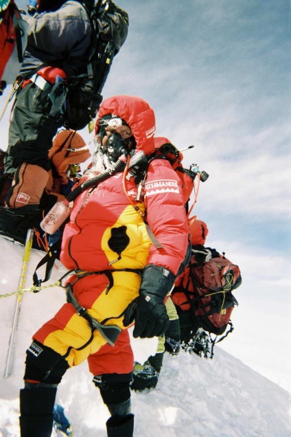 Oameni alpiniști și alpiniști puternici cu membre artificiale