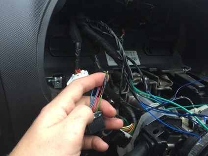 Instalarea sistemului de alarmă cu modulul autorun și gsm pe Hyundai i30 2010г.