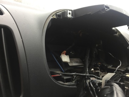 Instalarea sistemului de alarmă cu modulul autorun și gsm pe Hyundai i30 2010г.
