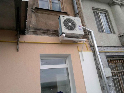Instalarea unei instalații de climatizare exterioară pe loja dacă este posibilă în afară, împărțiți sistemul printr-un balcon, pornit