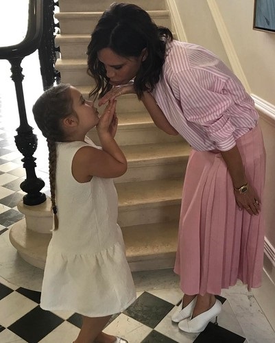 Victoria Beckham găsește o mică fiică a unei rochii ca a ei