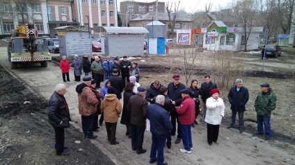 În loc de un pătrat și un monument - un alt centru comercial