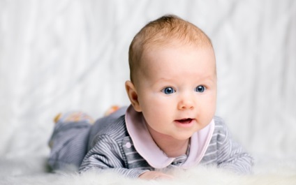 De ce ar trebui ca un copil să taie prima coafură a unui nou-născut de un an, dacă îi este frică