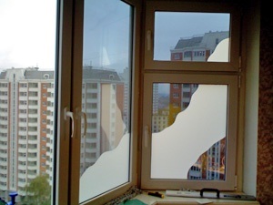 Tükrözött ablakok a lakásban