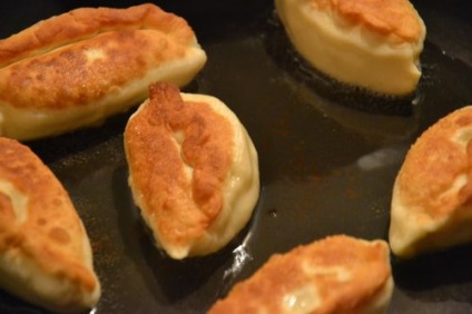 Fried patty cu ceapă și ouă pas cu pas rețetă cu fotografie