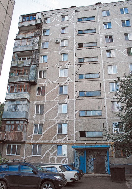 Locuitorii clădirii din nouă etaje din Ufa, construită pe goluri carstice, se tem că se poate prăbuși