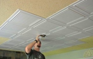 Blog despre reparații - cum să lipiți plăcile tavanelor fără ajutorul altora