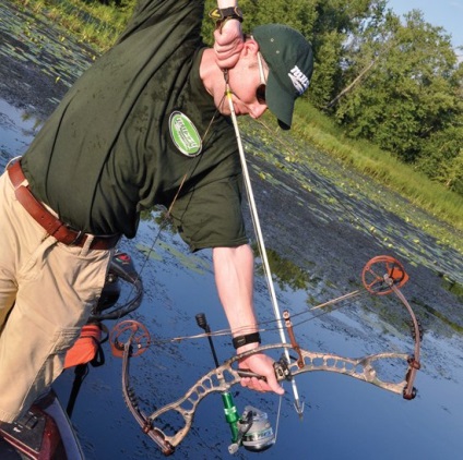 Bowfishing лов или риболов с лък и стрела - източник на добро настроение