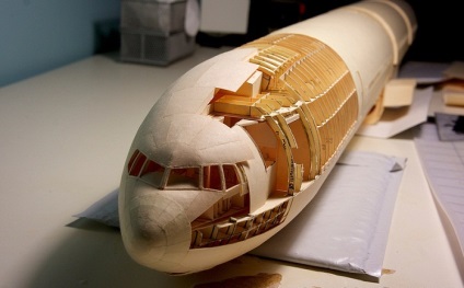 A Boeing 777 papír reprodukálása 1 60 méretarányban