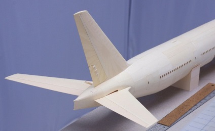 Reproducerea pe hârtie a Boeing 777 pe o scară de 1 60
