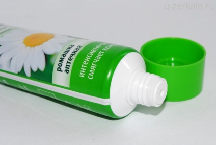 Egy tiszta kézkrém krém természetes olajokkal és kamilla gyógyszertárakkal (érintésével viburnum)