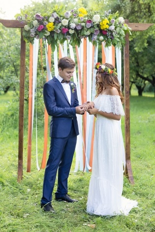 Iulie nunta de ani și sasha în livada de mere