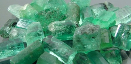 Emerald este o piatră verde care dă putere, bogăție și liniște