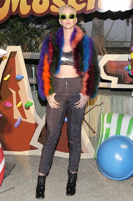 Costum de pânză de ulei și mireasa sângeroasă 8 din cele mai nebune imagini ale lui Katy Perry, revista cosmopolită