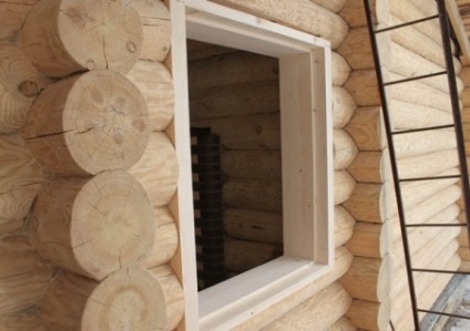 Împachetarea unei ferestre de deschideri de ferestre într-o casă din lemn