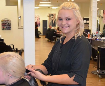 A fodrászok 13 órát vettek igénybe a lány hajának depressziójával