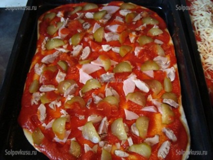 Pizza sonkával és savanyított uborkkal
